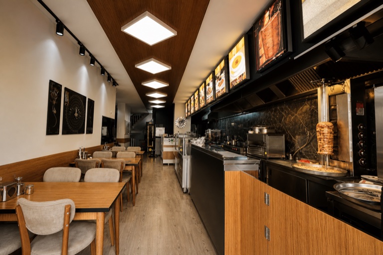 Kıvılcım Restaurant açık mutfağı ve salonu