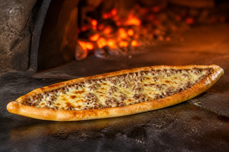 Kıymalı Kaşarlı Pide — Kıymalı harç ve eritilmiş kaşarla hazırlanan pide.