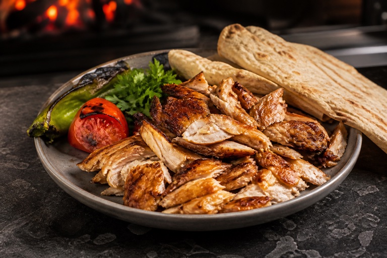 Tabakta porsiyonlanan sıcak tavuk döner