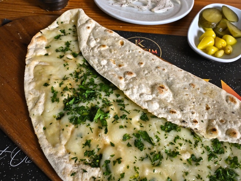 Kaşarlı lahmacun
