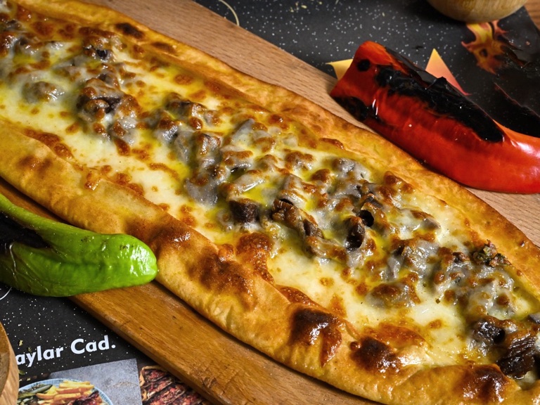 Kavurmalı kaşarlı pide