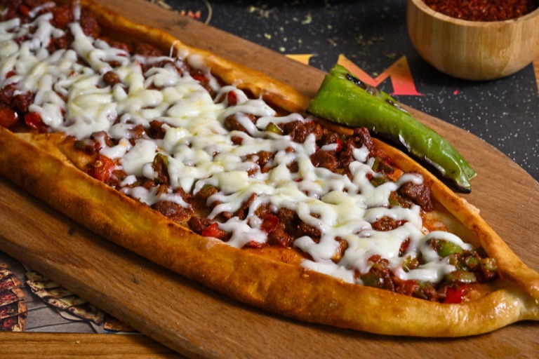 Kuşbaşı kaşarlı pide
