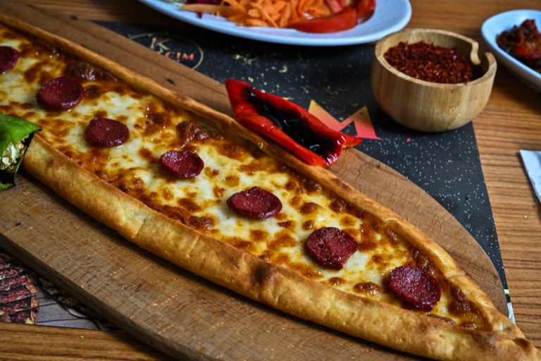 Sucuklu kaşarlı pide