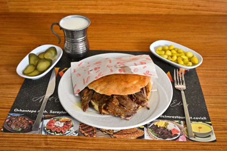 Tombik ekmeğe et döner